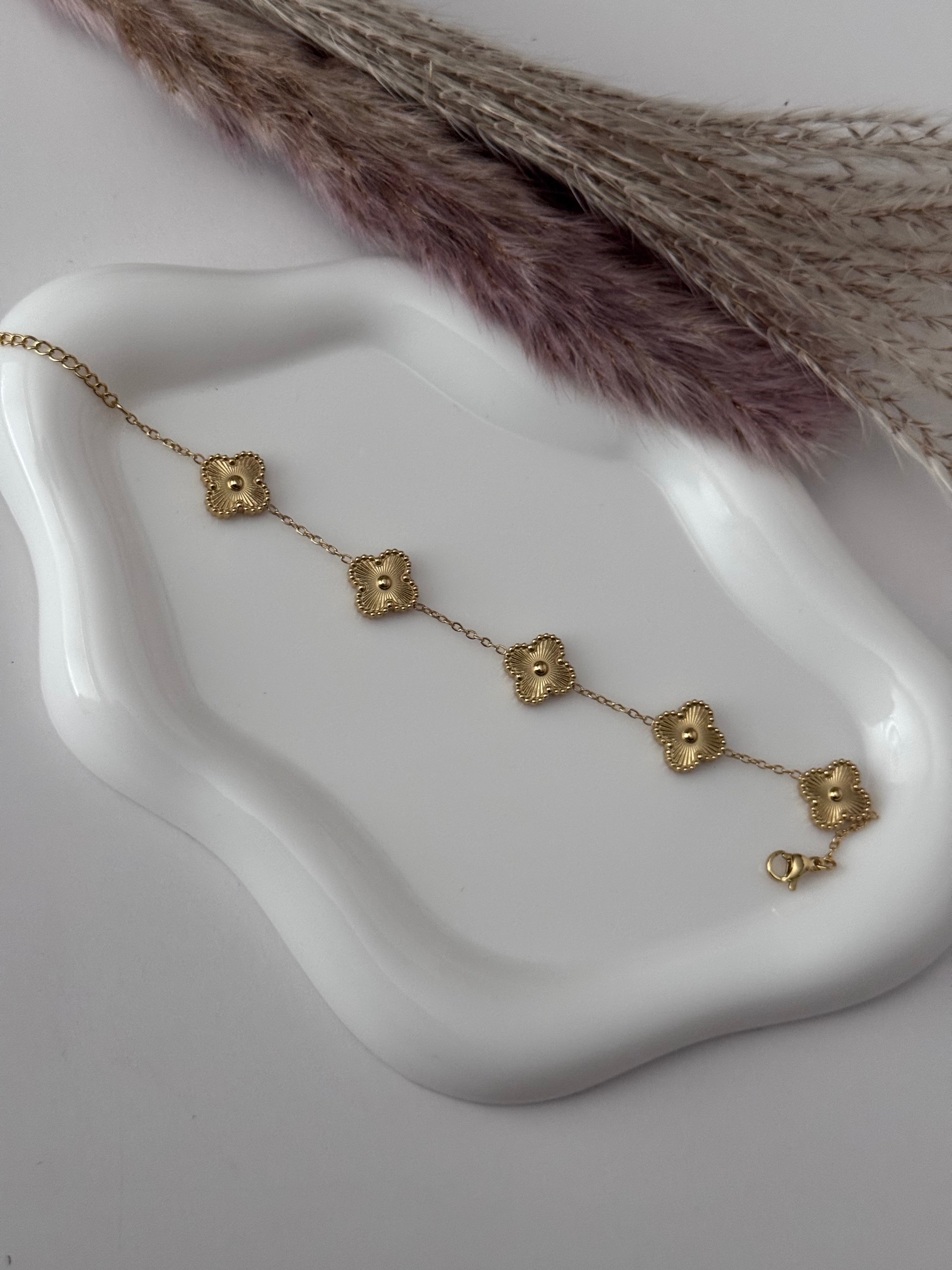 Gold Tone onyx Five-Motif Clover Bracelet