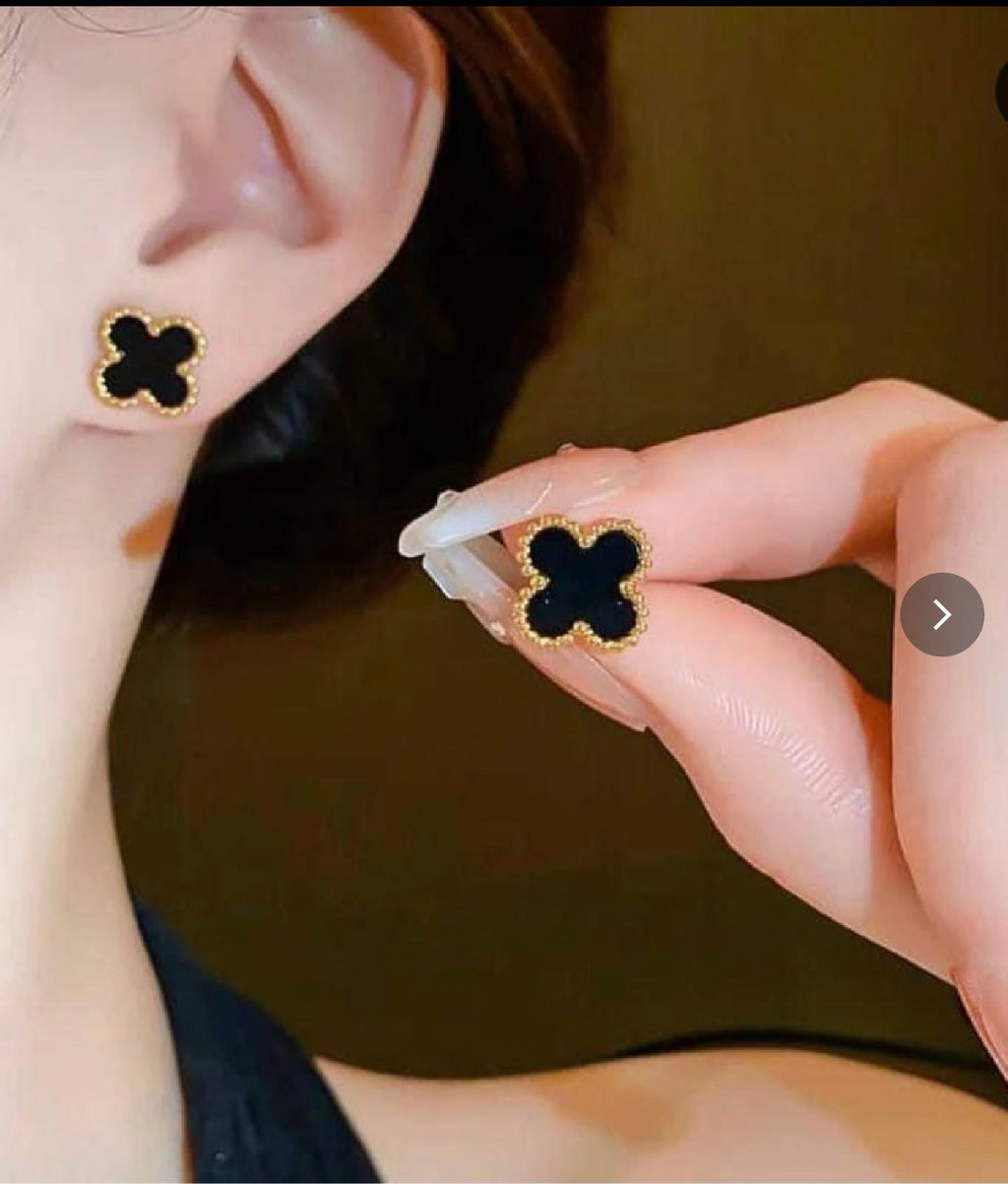 Signature Onyx Clover Studs in Gold tone